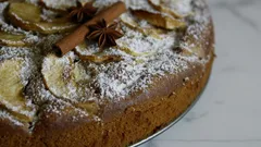 Užitečná pochoutka a jednoduchá příprava: dokonalý recept na kefírový jablečný koláč
