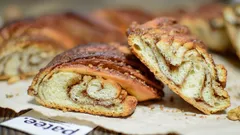 Tajemství nadýchané pletýnky: domácí recept s ořechy a medem