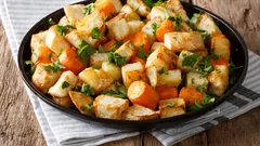 Pečený celerový kořen s česnekem a bylinkami: zdravá a chutná příloha na každý den