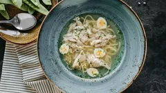 Kuřecí vývar s domácími nudlemi: přirozené blahodárné účinky a hřejivá chuť – recept