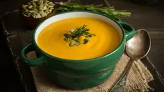 Dýňová krémová polévka se zázvorem: hřejivý pokrm pro příjemný večer - recept od babičky