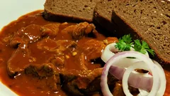 Vepřový guláš jako od babičky: jak na tradiční recept s dokonalým výsledkem
