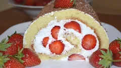 Piškotová roláda s jahodami a smetanou: legendární klasika mezi dezerty podle jednoduchého receptu