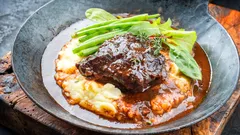 Hovězí líčka v červeném víně – restauratérská chuť doma podle tajného receptu šéfkuchařů