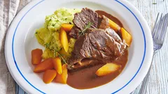 Pomalé dušení hovězích líček: jak na nevšední zážitek z běžných surovin