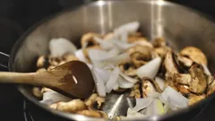 Smažené houby a cibule v nerezové míse