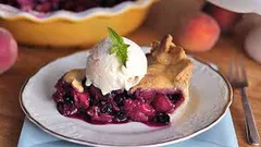 Nejlepší letní koláč: jahody, borůvky a maliny v jedné dobrotě