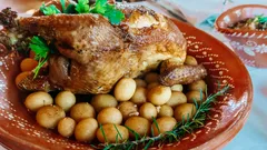 Tajemství dokonale pečeného kuřete s bramborami a česnekem – recept od našich milovaných babiček