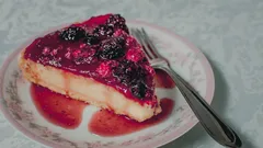 Nakrájený červený dort na bílem keramickém talíři