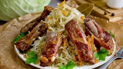 Podzimní klasika, která zahřeje duši: neodolatelný recept na kvašené zelí s uzenými žebry