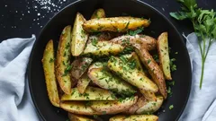 Vyzkoušejte novinku: Lahodný recept na pečené brambory s bylinkami, po kterém budete chtít přidat