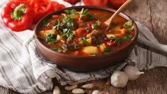 Maďarský guláš s telecím masem a uzenou paprikou: klasický recept na lahodnou novinku