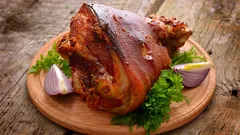 Pečené vepřové koleno s česnekem a tymiánem – tradiční recept na lahodné jídlo