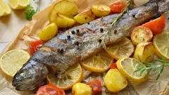 Musíte to vyzkoušet: recept na pečeného pstruha s citronem a bylinkami, který zlepší náladu v každé situaci