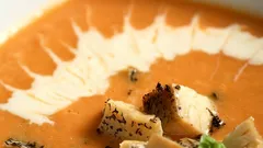 Krémová rybí polévka s kari: hřejivý recept a zajímavý příběh pokrmu