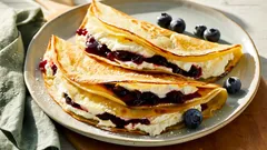 Rychlý a chutný dezert pro celou rodinu za 10 minut: úžasný recept na palačinky s tvarohem a borůvkami
